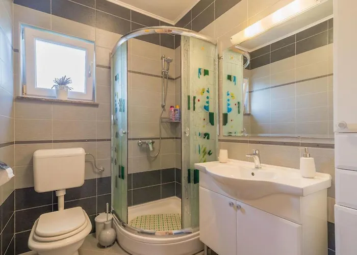 Semesterbostad Haus Toni Fuer 9 Personen By Interhome Murvica (Policnik)